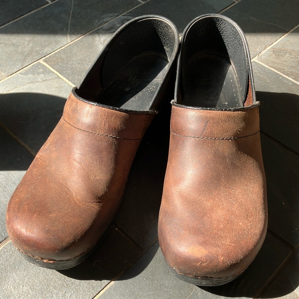 Antique brown dansko clogs - sz EU41